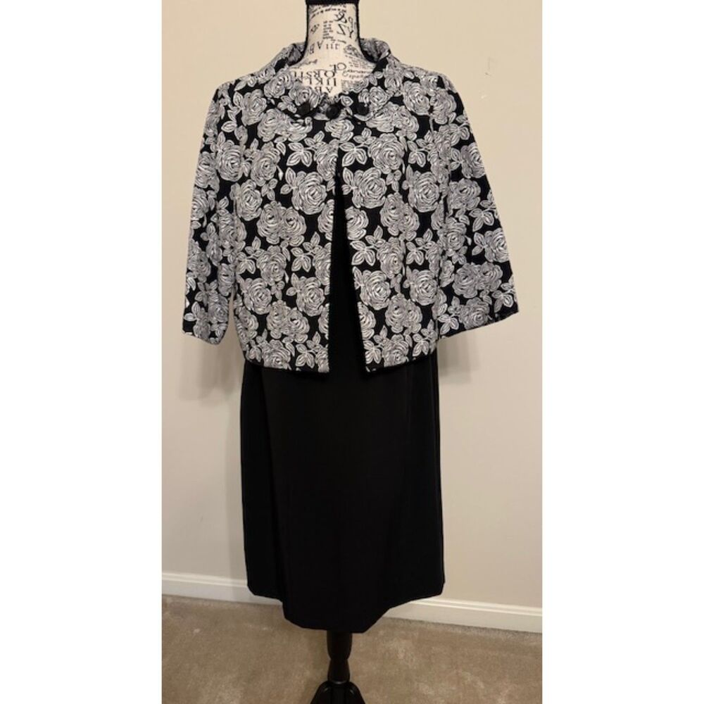 Nine West suit with sleeveless dress and jacquard style jacket - size 14